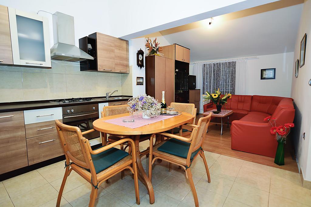 Apartments Bijuk Sukosan Bagian luar foto